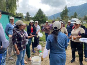 Campesinas y campesinos se convierten en maestros de agroecología para cuidar la tierra